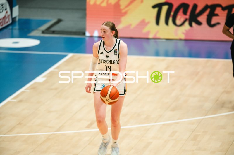 Frederike Askamp (#14; Deutschland) mit Ball im Spielaufbau