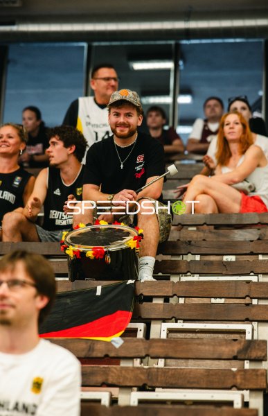Deutschland-Fans mit Trommel in der Starez Arena Brno