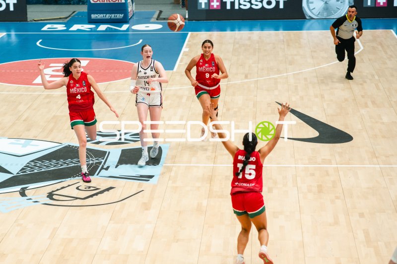 Frederike Askamp (#14; Deutschland) im Konter gegen Mexico