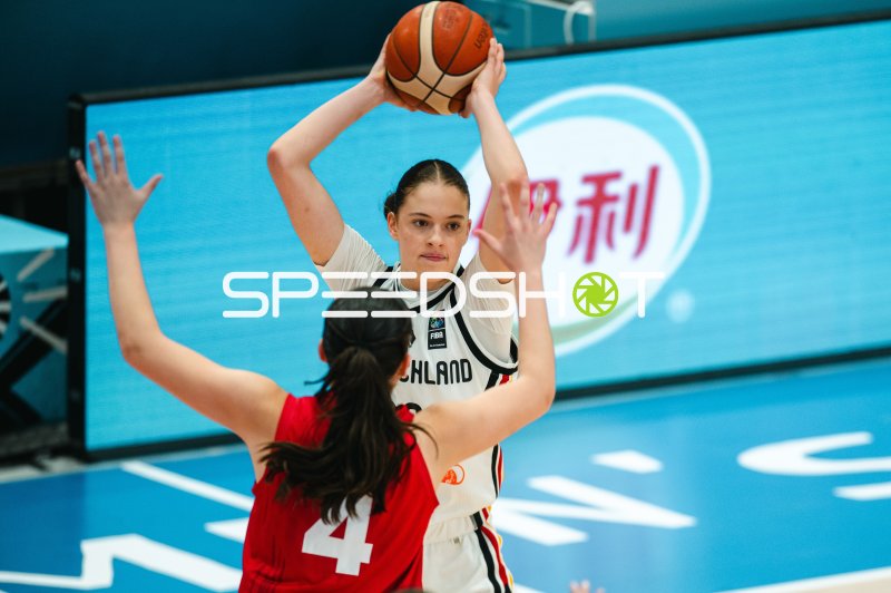Lara Gierlich (#12; Deutschland) im Angriff gegen Mexico