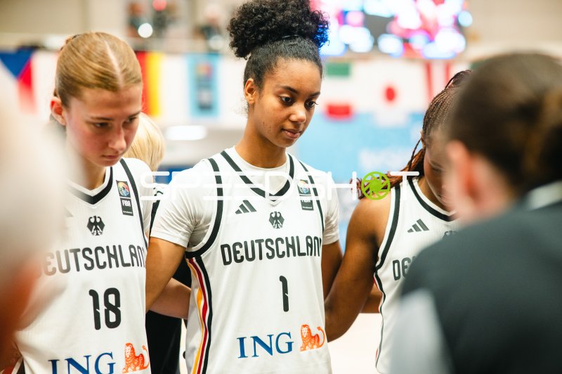 Amelie Mbah (#1; Deutschland) bei Timeout-Besprechung in Brno