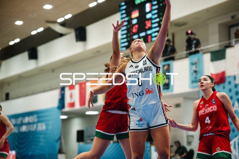 Darina Zraychenko (#8; Deutschland) beim Korbwurf gegen Mexico