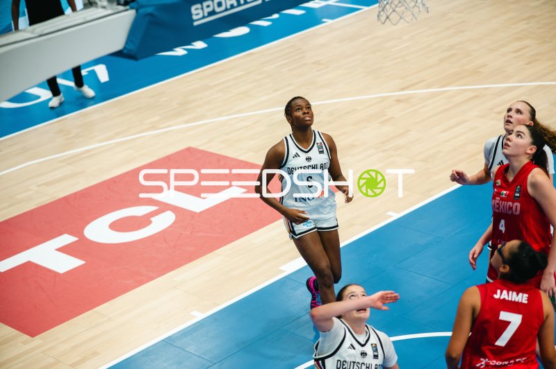 Moescha Feunou Bakam (#6; Deutschland) beim Rebound-Duell gegen Mexico