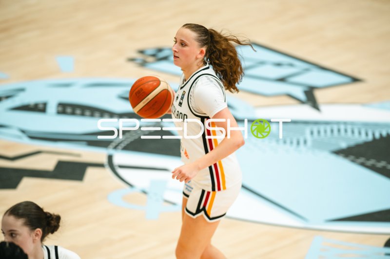Mia Wiegand (#13; Deutschland) mit Ball in der Spielaktion