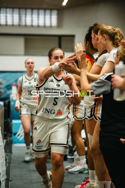 Linda Thimm (#5; Deutschland) beim Abklatschen mit dem Team