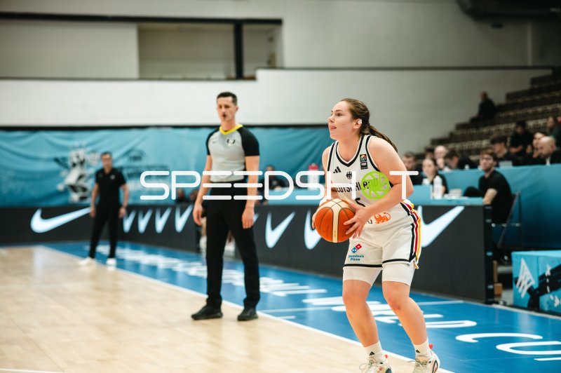 Linda Thimm (#5; Deutschland) mit Ball im Spielaufbau