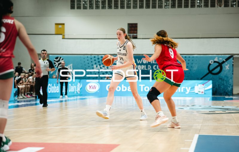 Frederike Askamp (#14; Deutschland) im Eins-gegen-Eins gegen Mexico