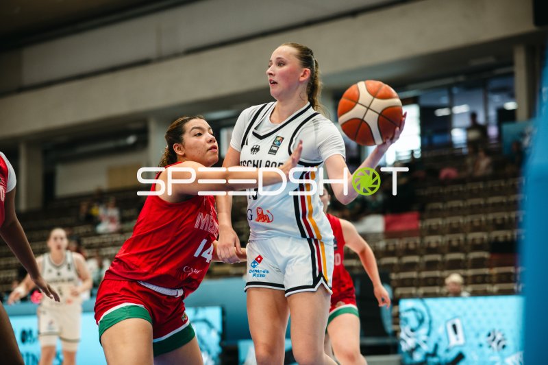 Mia Wiegand (#13; Deutschland) im Zweikampf gegen Yania Valverde (#14; Mexico)
