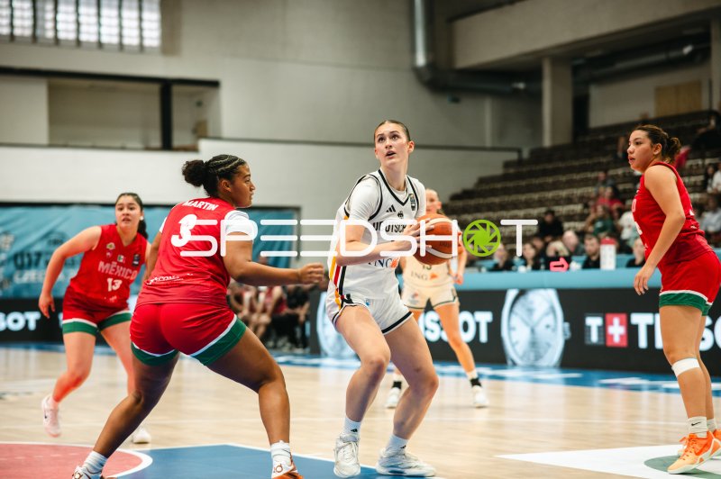 Mathilda Haensch (#16; Deutschland) im Angriff gegen Jordan Martin (#3; Mexico)