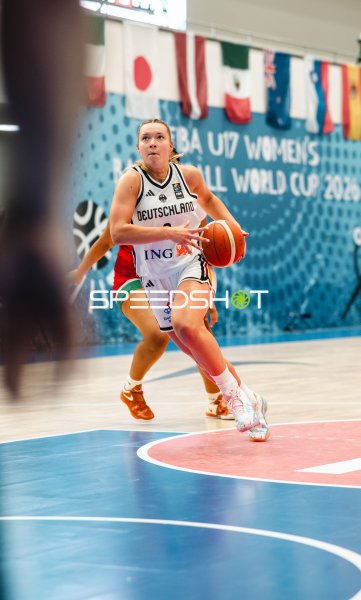 Darina Zraychenko (#8; Deutschland) mit Ball beim Angriff