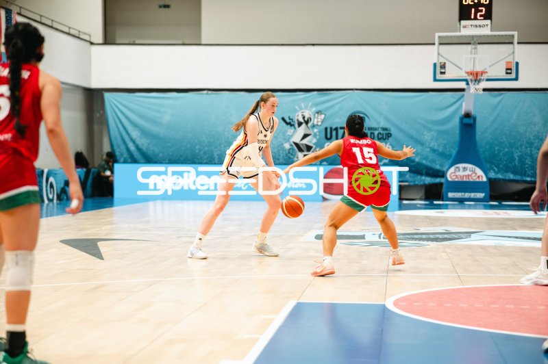 Frederike Askamp (#14; Deutschland) im Eins-gegen-eins gegen Isamar Rumbo (#15; Mexico)