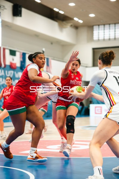 Zweikampf um den Ball: Mexico gegen Deutschland in Brno