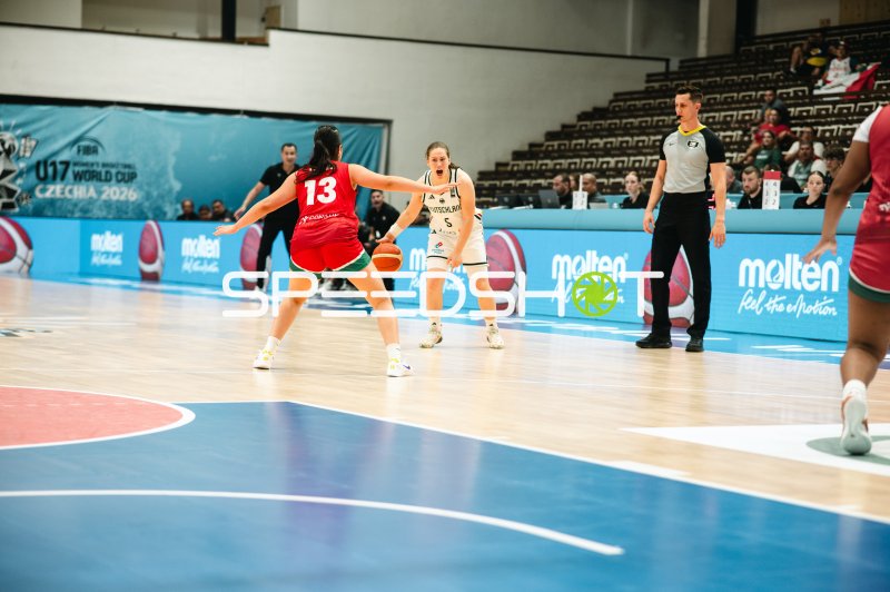 Linda Thimm (#5; Deutschland) im Zweikampf gegen Andrea Lopez (#13; Mexico)