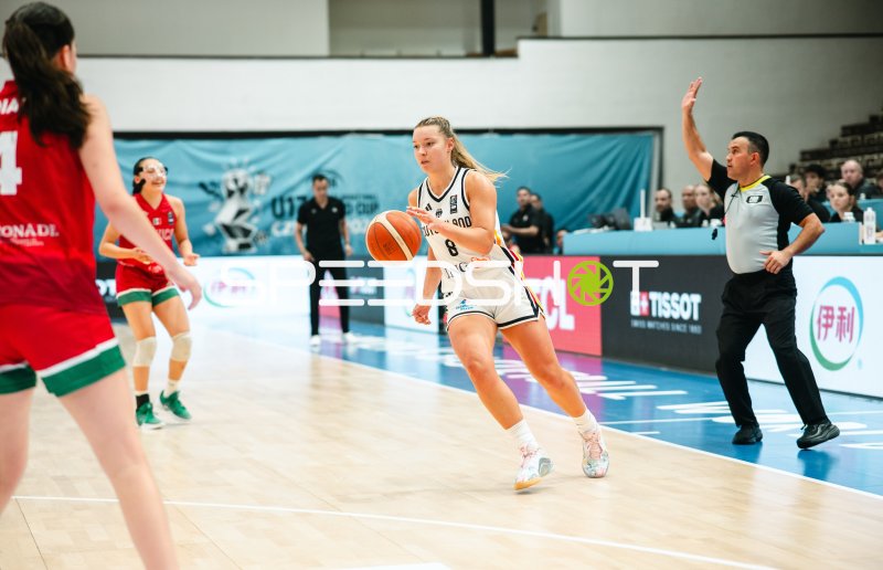 Darina Zraychenko (#8; Deutschland) dribbelt im Angriff gegen Mexico