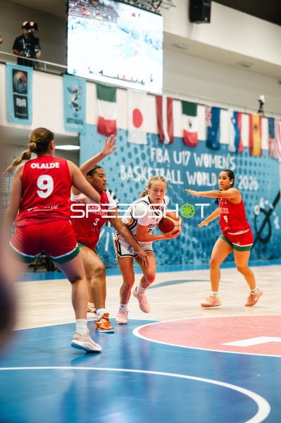 Leonie Pfanzelt (#3; Deutschland) im Dribbling gegen Mexico