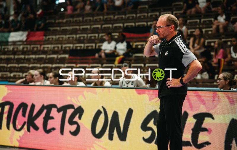 Trainer Deutschland beobachtet das Spiel an der Seitenlinie