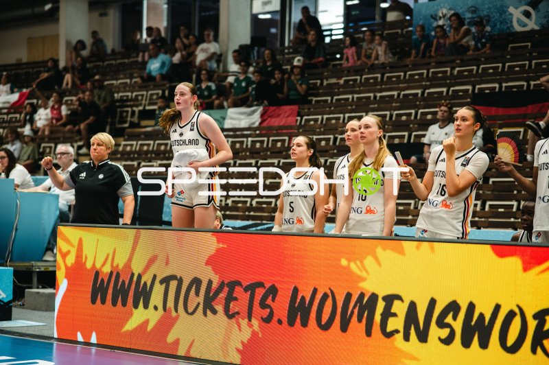 Frederike Askamp (#14; Deutschland) und Teamkolleginnen an der Seitenlinie