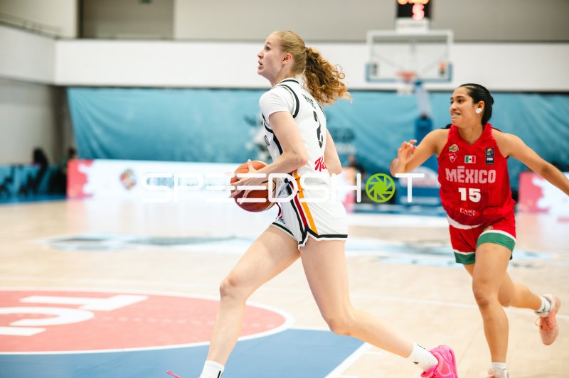 Isamar Rumbo (#15; Mexico) verfolgt Deutschland-Spielerin beim Korbangriff