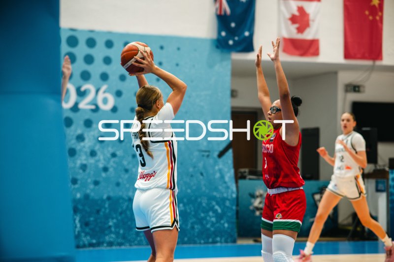 Leonie Pfanzelt (#3; Deutschland) beim Wurfversuch gegen Mexico