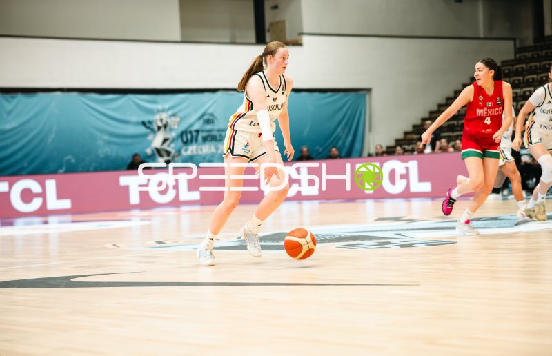 Frederike Askamp (#14; Deutschland) treibt den Ball voran