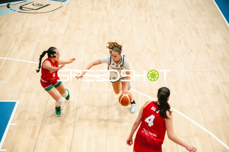 Mia Wiegand (#13; Deutschland) dribbelt gegen Mexico-Verteidigung