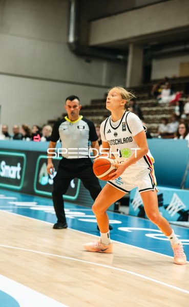 Leonie Pfanzelt (#3; Deutschland) mit Ball im Angriff