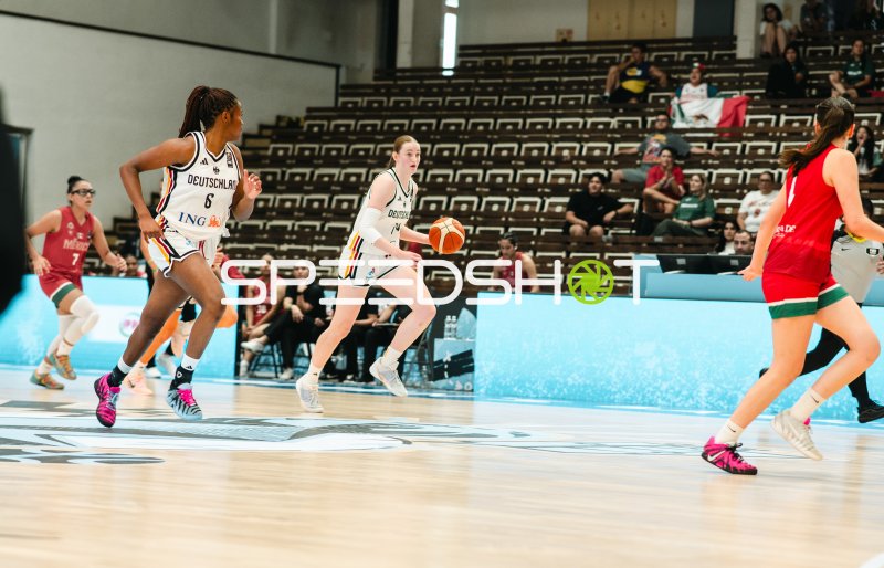 Frederike Askamp (#14; Deutschland) dribbelt im Angriff gegen Mexico