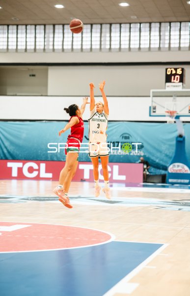 Leonie Pfanzelt (#3; Deutschland) beim Sprungwurf gegen Mexico