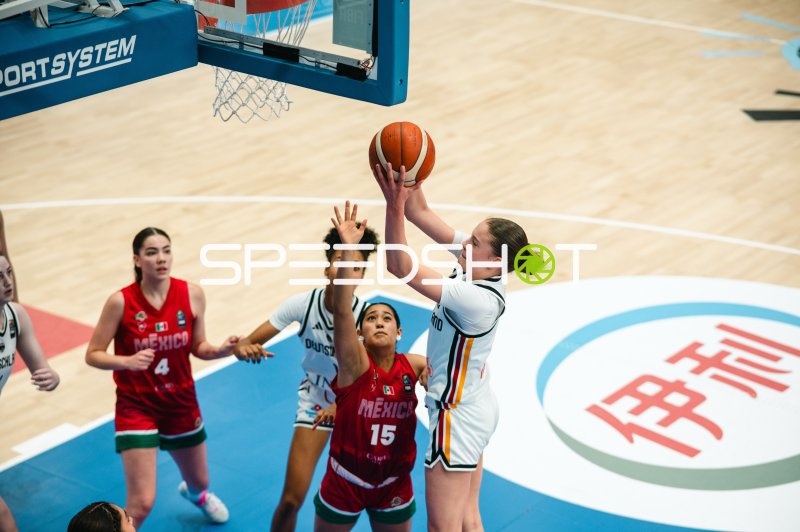 Lara Gierlich (#12; Deutschland) beim Korbwurf gegen Mexico