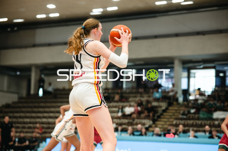 Frederike Askamp (#14; Deutschland) mit Ball in der Starez Arena