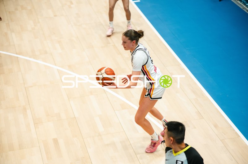 Lara Gierlich (#12; Deutschland) mit Ball an der Seitenlinie
