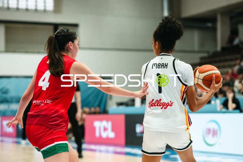 Amelie Mbah (#1; Deutschland) im Zweikampf gegen Mariana Diaz (#4; Mexico)