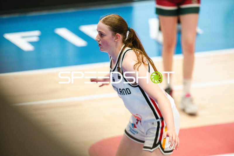 Frederike Askamp (#14; Deutschland) im Spielgeschehen in Brno