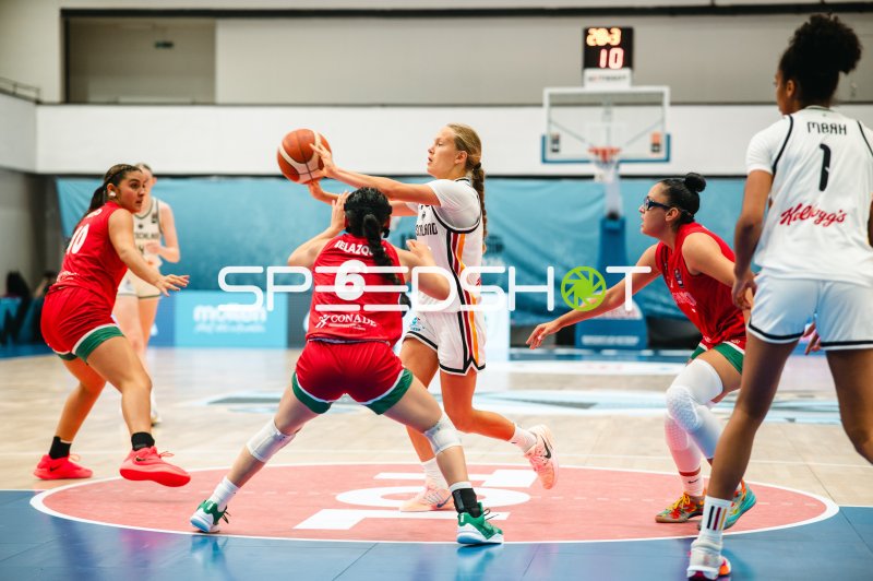 Leonie Pfanzelt (#3; Deutschland) im Zweikampf gegen Mexico