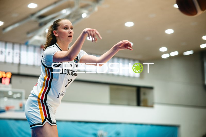 Mia Wiegand (#13; Deutschland) beim Pass in Brno