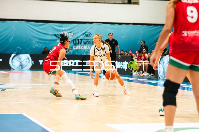 Leonie Pfanzelt (#3; Deutschland) im Dribbling gegen Mexico