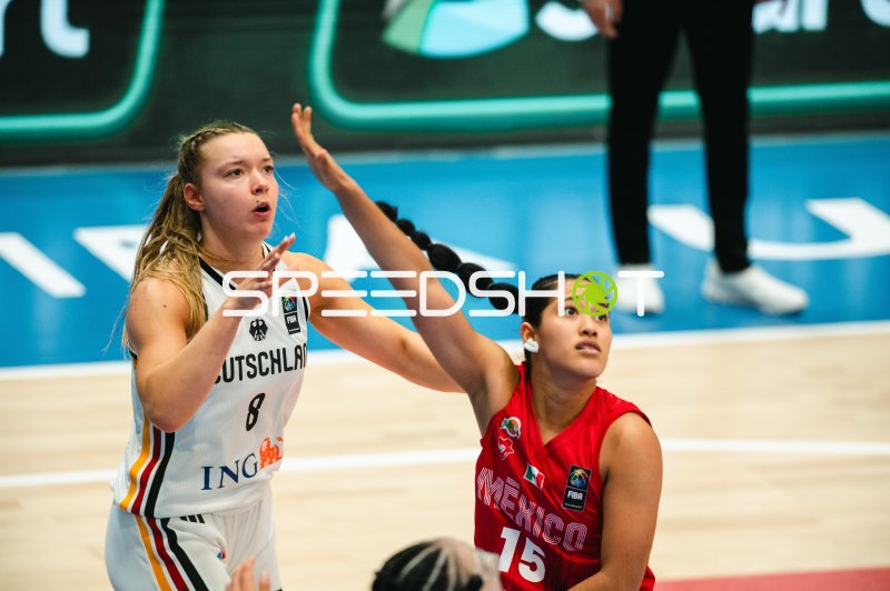 Darina Zraychenko (#8; Deutschland) im Zweikampf gegen Isamar Rumbo (#15; Mexico)