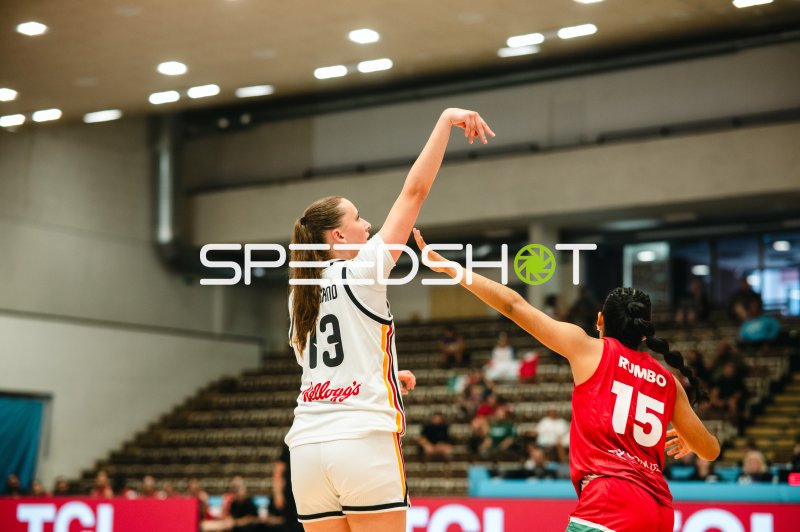 Mia Wiegand (#13; Deutschland) beim Wurf gegen Isamar Rumbo (#15; Mexico)