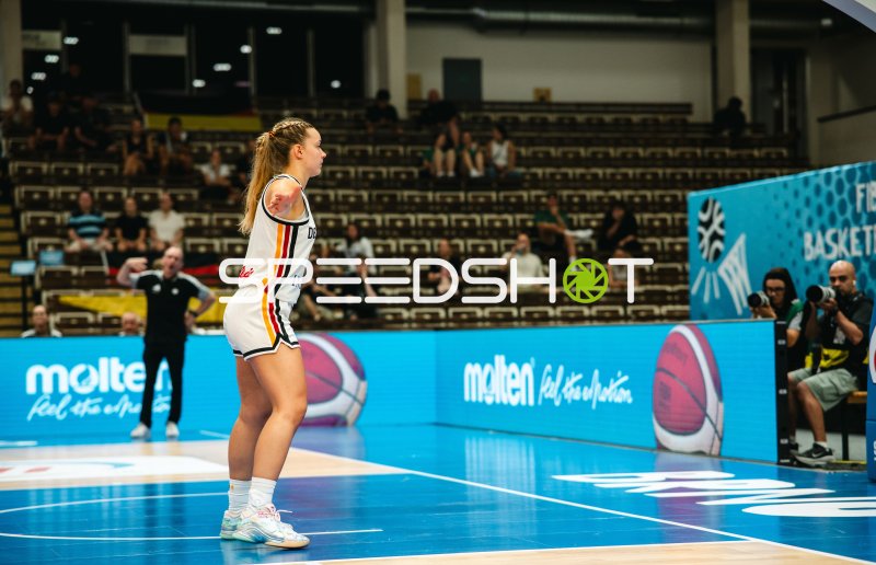 Darina Zraychenko (#8; Deutschland) in Spielaktion in Brno