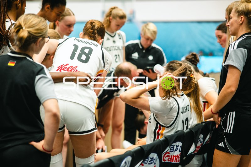 Nele Prowaznik (#18; Deutschland) und Mia Wiegand (#13; Deutschland) in Auszeit-Besprechung