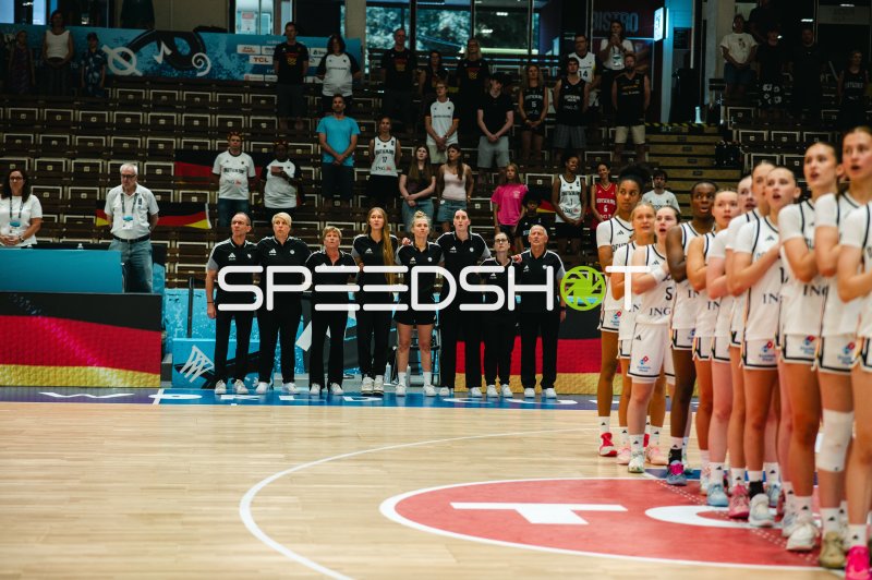 Deutschland-Frauen bei der Hymne – Amelie Mbah, Leonie Pfanzelt und Team aufgestellt