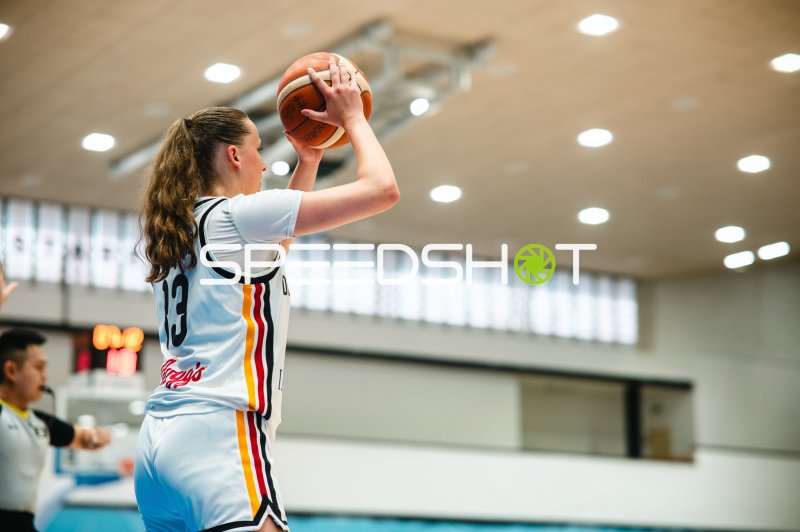 Mia Wiegand (#13; Deutschland) beim Wurfversuch in Brno