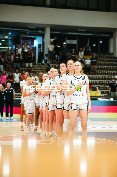 Silvia Heide (#21; Deutschland) bei der Nationalhymne in Brno