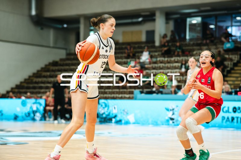 Lara Gierlich (#12; Deutschland) mit Ball im Zweikampf gegen Mexico