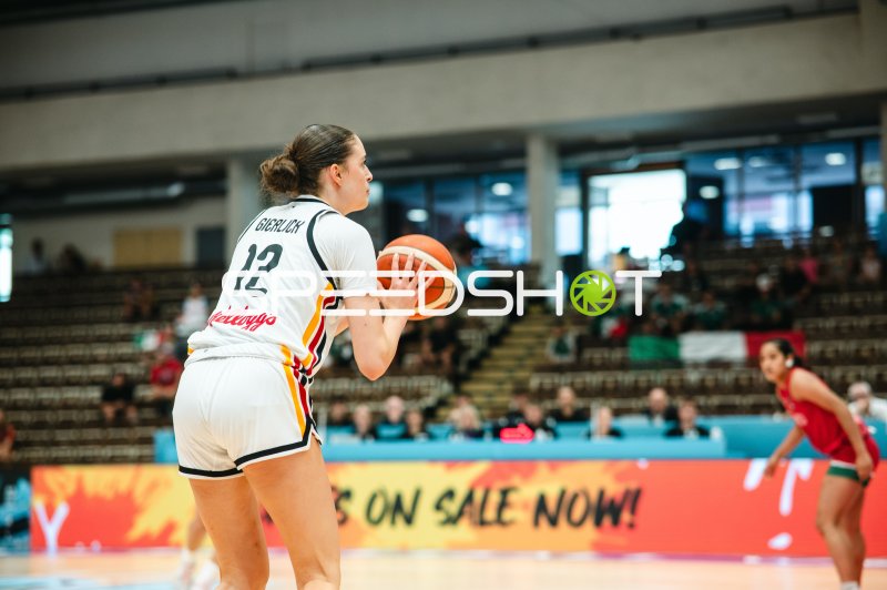 Lara Gierlich (#12; Deutschland) mit Ball im Angriff