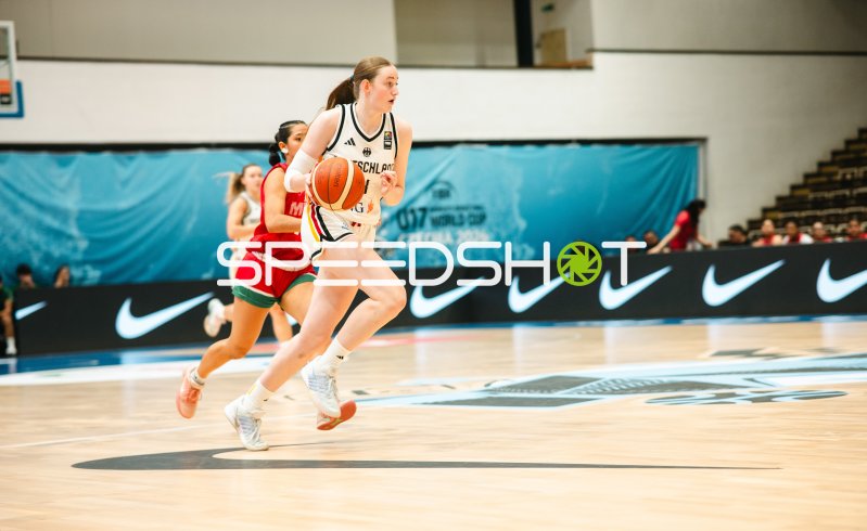 Frederike Askamp (#14; Deutschland) im Fastbreak gegen Mexico