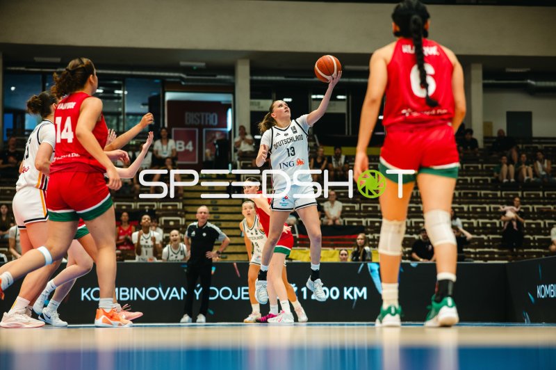 Mia Wiegand (#13; Deutschland) beim Korbwurf gegen Mexico