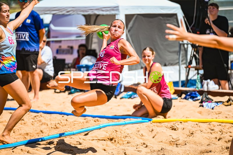 Dynamische Sprungaktion beim TG Beach Open in Geislingen an der Steige