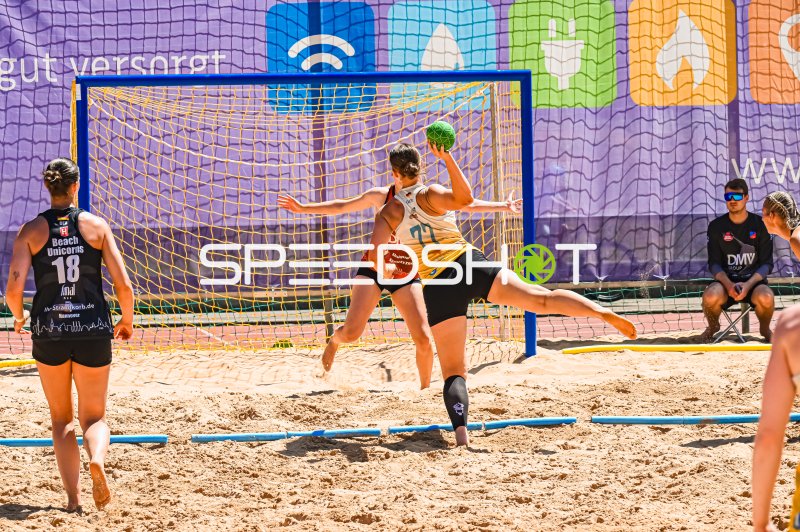 Pauline Borrmann (Caipiranhas) beim Strafwurf im Finale des TG Beach Open
