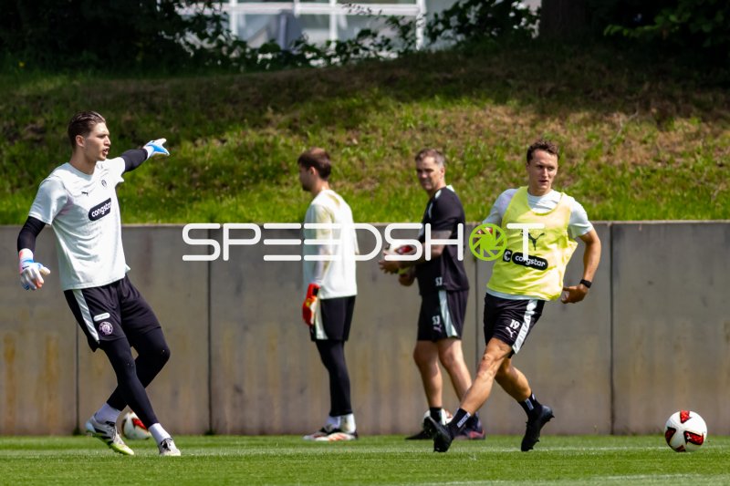 FC St. Pauli Trainingseinheit mit vier Spielern im Trainingszentrum Hamburg